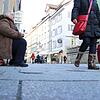 Eine obdachlose Frau in Überlingen. Die Stadt möchte benachteiligten Menschen mit einem niederschwelligen Angebot unter die Arme greifen.