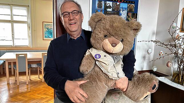 Ein Andenken an die Zeit als Vikar in Überlingen: Teddy &bdquo;Pfadi&ldquo; begrüßt die Besucher im Treppenhaus des Pfarrhauses.