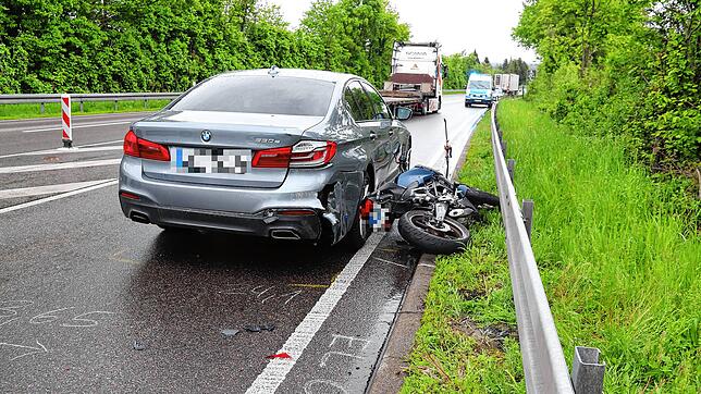 Die Unfallstelle nahe Uhldingen-Mühlhofen: Hier der B31 kollidierte am Dienstagmittag eine Motorradfahrerin mit einem Auto.