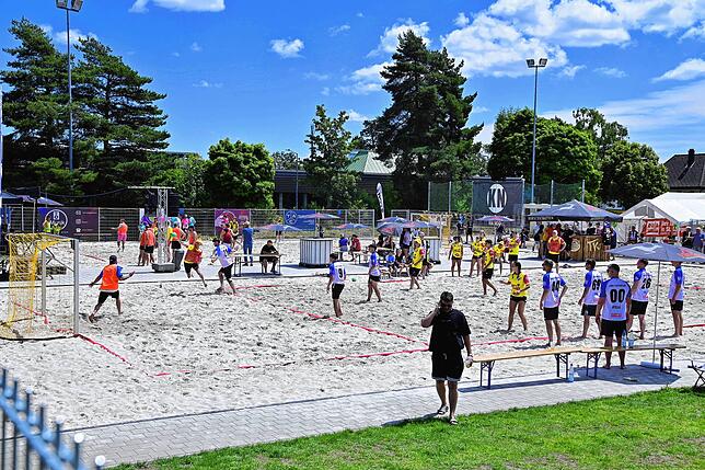 Bild 1: Bilder von der Einweihung des Beach-Handballfelds in St. Georgen