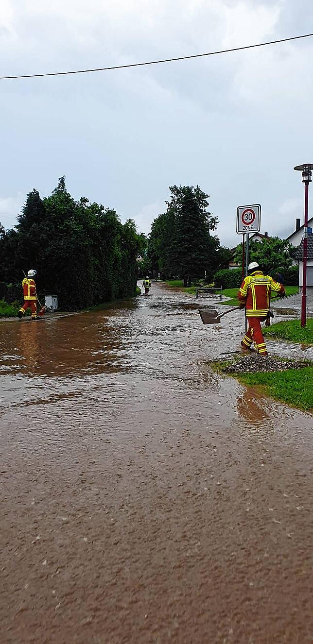 Die Wartenbergstraße in Nähe der Unterbaldinger Halle ist durch den überfluteten Föhrenwiesgraben unter Wasser gesetzt. Die Anwohner ...