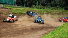 So mancher Fahrer beim 44. Autocross-Rennen in Schachen kam von selbst auf Abwege – oder wurde von der Piste gedrängt.