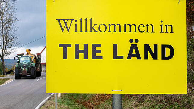 Ein Ortsschild in Baden-Württemberg ist mit einem zusätzlichen Schild versehen. Im Ländle befindet sich einer der Orte mit dem längsten ...