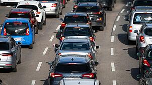 Mehr als 6500 Stunden haben vor allem Urlauber in den Sommerferien auf baden-württembergischen Autobahnen im Staus gestanden.(Symbolbild)