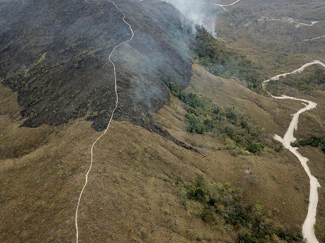 Rauch über den Hügel der Region Chapada dos Guimaraes im Bundesstaat Mato Grosso. Präsident Bolsonaro erwägt nun den Einsatz von ...