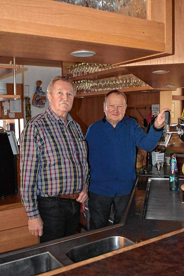 Hartmut Kaiser und Wolfgang Matt (von links) betreiben den Campingplatz mit Restaurant Waldschenke in Birkendorf.