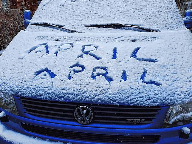 Autofahrer aufgepasst: Anfang April sollte man besser die Winterreifen auf dem Fahrzeug lassen. Das Bild entstand in Überlingen.