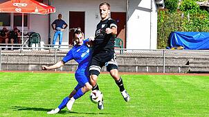 Unter Druck: Der zweifache Torschütze Adelin Oborocianu (links) von der SG Stühlingen/Weizen setzte Abwehrrecke Patrick Keller vom FC ...
