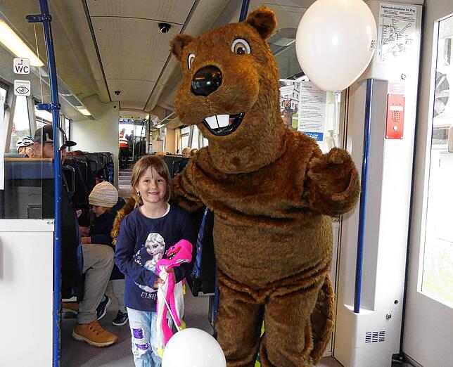 Keine Angst vor großen Tieren – Celina mit Biba in der Biberbahn.