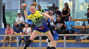 (Archvibild Oktober 2024) Katja Allgeier (SVA) beim Wurf im Spiel SV Allensbach – TSV Schwabmünchen. Am Wochenende treffen die Frauen ...