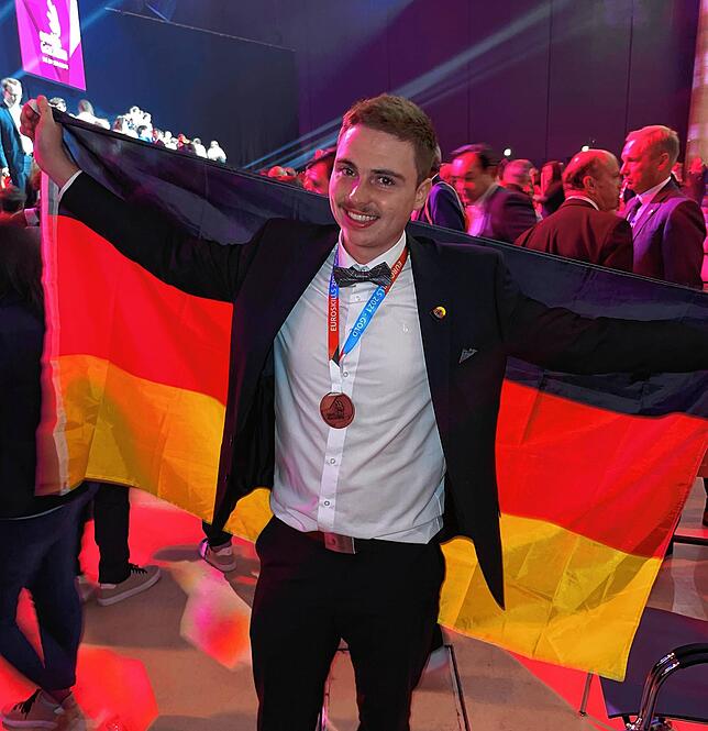 Gold für Deutschland: Yannic Schlachter nach der Siegerehrung bei den Euroskills in Graz.
