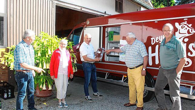Bei dem Treffen (v.l.): Armin Zumkeller und Beate Schmid besichtigen das Eis-Transportfahrzeug von Andreas Deyer, ebenso Georg Renner ...
