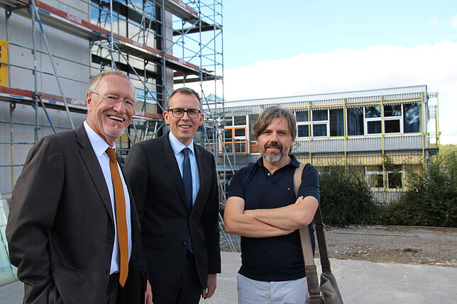 Schulleiter Frank Liebetanz, Landrat Sven Hinterseh und Architekt Edgar Lasarzick vor den Kaufmännischen und Hauswirtschaftlichen ...