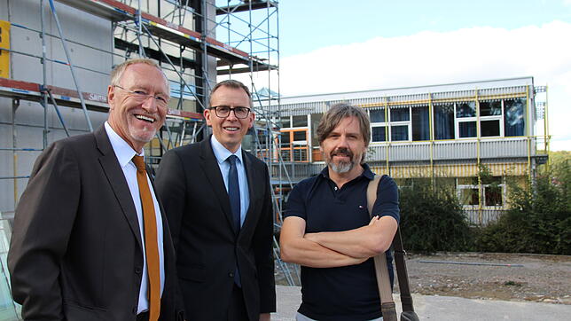 Schulleiter Frank Liebetanz, Landrat Sven Hinterseh und Architekt Edgar Lasarzick vor den Kaufmännischen und Hauswirtschaftlichen ...