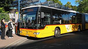 Statt Zügen fährt das Postauto zwischen Waldshut und Koblenz. Grund ist die Sanierung der Brücke über den Rhein.