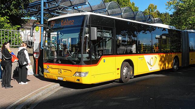 Statt Zügen fährt das Postauto zwischen Waldshut und Koblenz. Grund ist die Sanierung der Brücke über den Rhein.