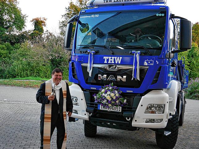 Pfarrer Klaus Fietz segnete das neue Fahrzeug des THW.