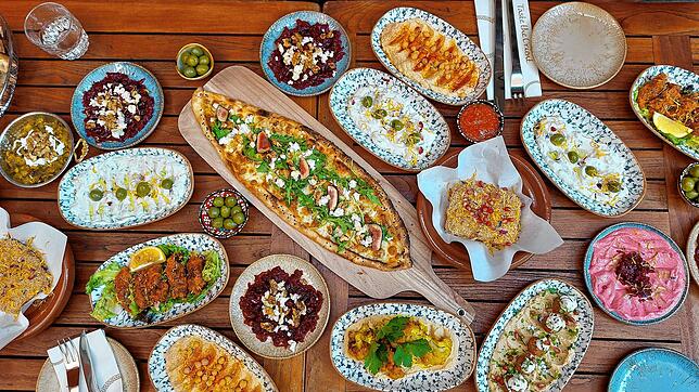 Bunt wie ein orientalischer Teppich: Eine Tafel voller Meze, der orientalischen Vorspeisen oder Häppchen. Im neuen Restaurant Noa gibt ...