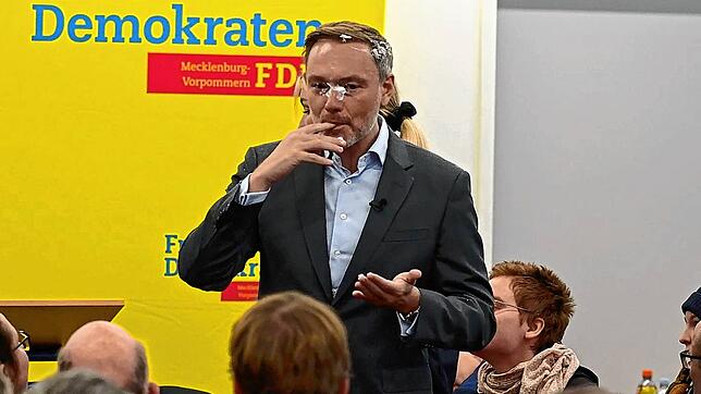 Der FDP-Vorsitzende Christian Lindner hat bei einem Wahlkampfauftritt in Greifswald Schaum im Gesicht.