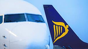 Flugzeuge der irischen Airline Ryanair stehen auf dem Vorfeld eines Flughafens.