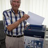 Hans Schleicher vor wenigen Wochen, mit seinem Aktenvernichter Intimus Simplex.