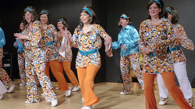 Die 70er Jahre ließ die Turnerguppe um Karion Poisel (links) musikalisch und tänzerisch aufleben. Die Mitglieder tanzten zu Samba- und ...