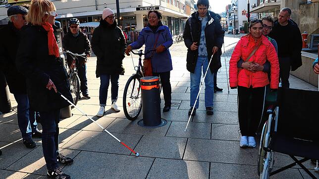 Wie sich das Gehen mit einem Blindenstock anfühlt, konnten Teilnehmer des Fußverkehrschecks ausprobieren. Der Sehbehinderte Manuel ...