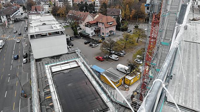 Auf dem Dach des Wohnturms der „Schwaben-Migros“-Baustelle an der Konstanzerstraße in Kreuzlingen: Unten ist ein Teil des ...