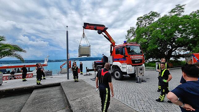 Bild : Feuerwehr bekämpft Ölfilm auf dem See &ndash; Bilder vom Einsatz