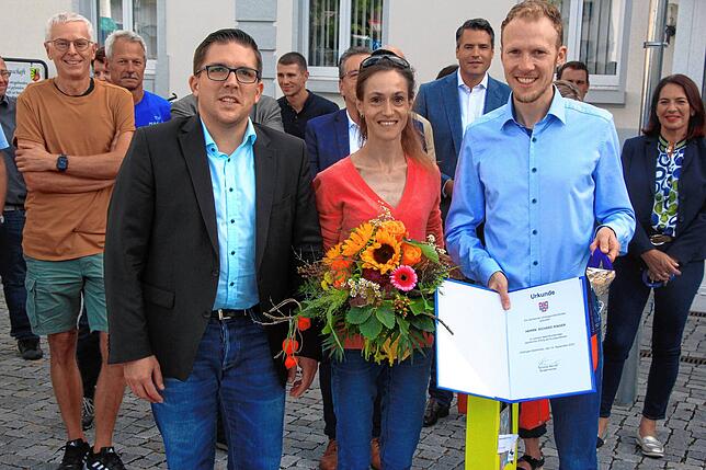 Bürgermeister Dominik Männle (vorne links), der sich mit Richard Ringer und dessen Ehefrau Nada Ina Pauer über den Erfolg des ...