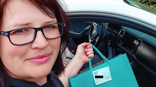 Nikola Kögel beim Ausliefern der Bücher. Seit der vorübergehenden Schließung ihres Buchladens in der Tiengener Innenstadt aufgrund der ...