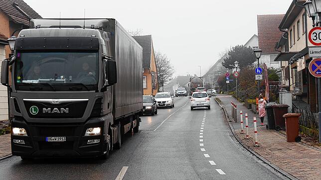Lockdown &ndash; und dennoch viel Verkehr. Die Anwohner der Ortsdurchfahrt Rielasingen können jetzt aber aufatmen: Bald soll hier Tempo ...