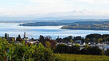 Das Panorama über Überlingen und den See vom Teilort Aufkirch aus. Die kühlere Luft im Herbst ermöglicht den Blick bis zu den Alpen und ...