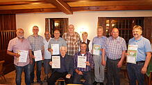 Zahlreiche langjährige aktive Mitglieder werden beim Sportkeglerverein Hochschwarzwald ausgezeichnet, sitzend von links Eberhard Pfaff ...
