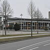 Das Stockacher Freibad (rechts im Bild) neben den Schulen an der Dillstraße mit dem Busbahnhof für die Schüler im Vordergrund. Links ist ...