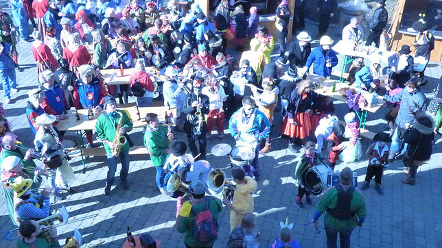 Närrischer Trubel auf dem Bohlinger Dorfplatz.