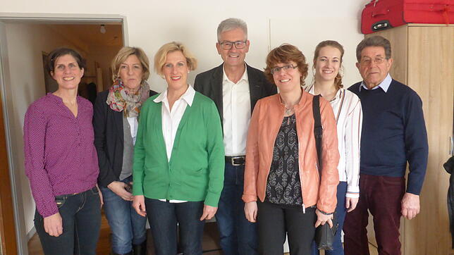Sie stehen hinter ELSE (von links): Annette Spangenberg, Susanne Biskoping, Claudia Zwiebel vom Frauenhaus Singen, Urs Bruhn, Vorstand ...