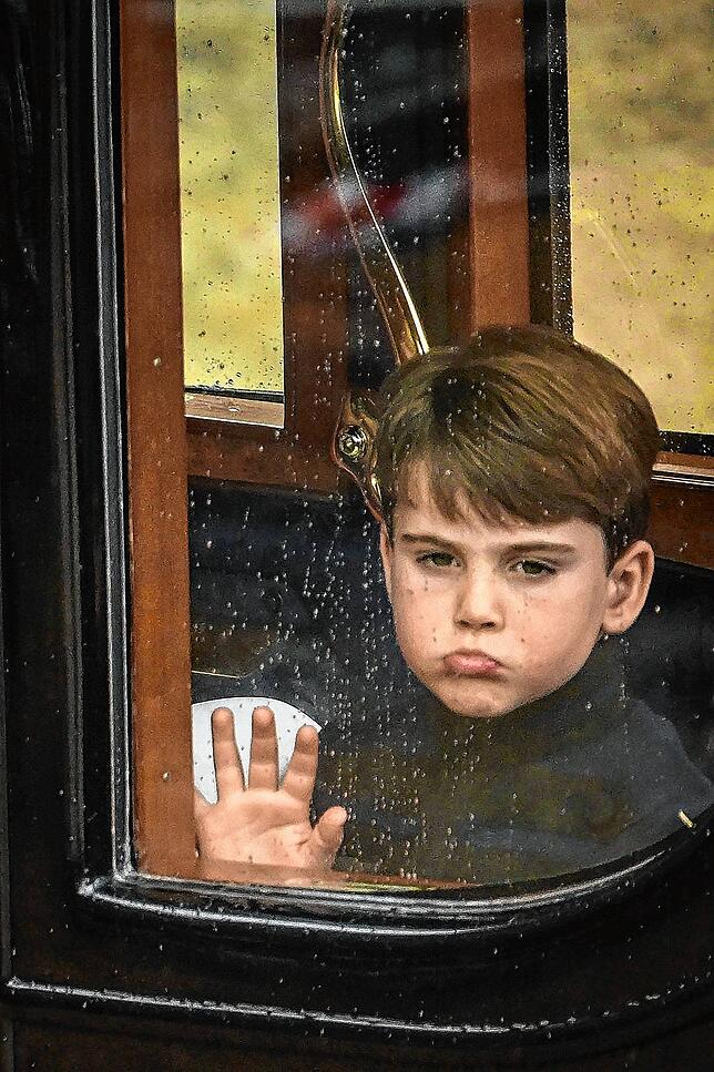 Nach der Krönung von König Charles III. und Königin Camilla fährt Prinz Louis in einer Kutsche von der Westminster Abbey zum Buckingham ...