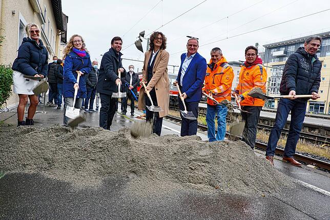 Erster Spatenstich für die Modernisierung des Bahnhofs (von links): Andreja Beil (Leiterin Bahnhofsmanagement Friedrichshafen), Julia ...
