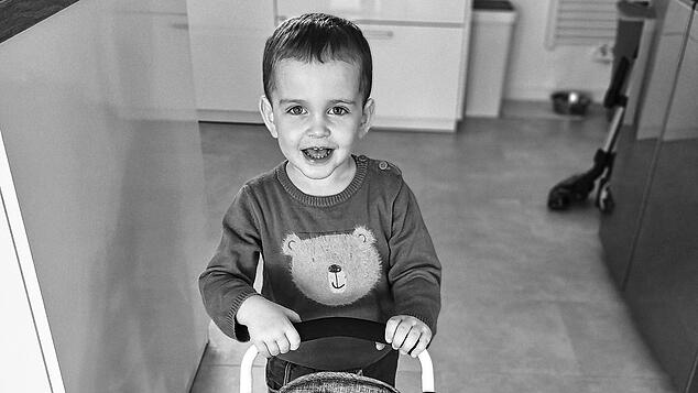 Philian kämpft sieben Monate lang tapfer gegen den Gehirntumor DIPG. Jetzt ist er in den Armen seiner Eltern Andreas und Agneta Papa ...