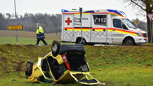 Von der Feuerwehr aus seinem Kleinwagen befreit werden musste der 86-jährige Autofahrer, der in diesem Fiat auf dem Dach liegen ...