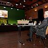 Winfried Kretschmann (Bündnis 90/Die Grünen), Ministerpräsident von Baden-Württemberg, verfolgt die Gegenrede des Tübinger ...