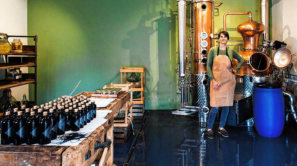 Bild : Brennerin Christine Brugger zeigt, wie Gin entsteht