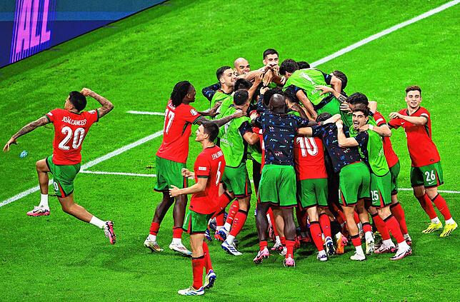 Pure Erleichterung: Portugals Spieler jubeln über den Sieg nach Elfmeterschießen.