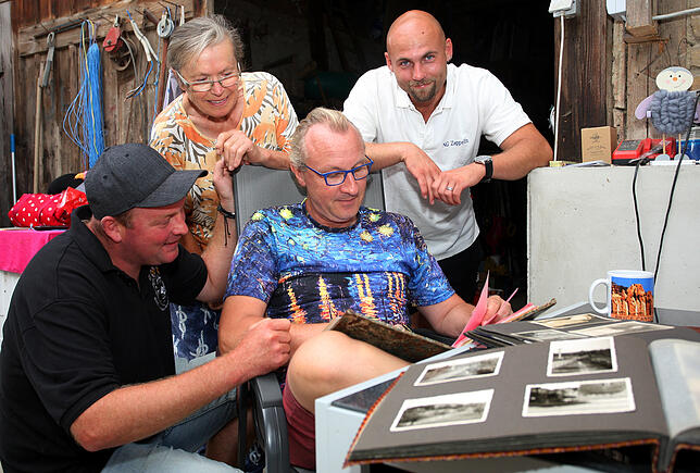 Der Festplatz wird mit großformatigen Fotos aufgepeppt. Dafür haben (von links) Heiko Wieder, Elisabeth Stadelhofer, Daniel Groß und ...