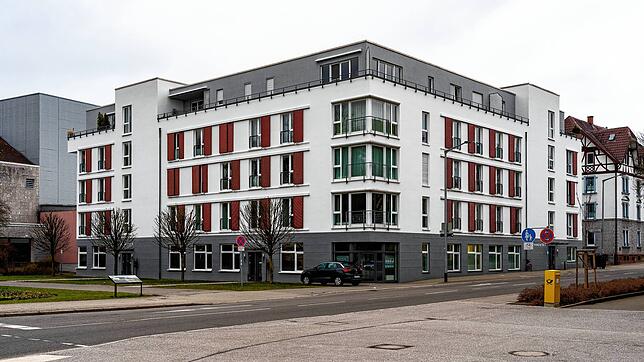 Die Vöhrenbacher Straße beginnt in Villingen vor dem Riettor und zieht sich – ab dem Friedengrund als Alte Vöhrenbacher Straße ...