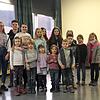Der "Bärendompteur" Peter Scherzinger (von links) mit der Begleiterin des Bären Eileen Wiedemann und dem diesjährigen Bärenjungen Kai ...