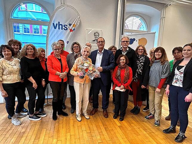 Elisabeth Eckert (Mitte mit Blumen) im Kreise der Gratulanten neben dem Oberbürgermeister Roth (rechts) und VHS-Leiterin Ina Schweizer ...