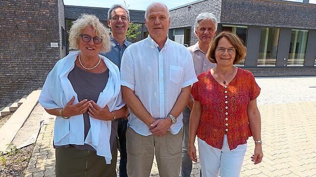 Drei verdiente Vollblut-Pädagogen des Otto-Hahn-Gymnasiums wechseln in den Ruhestand: Vorne (von links) Barbara Rothenberger, Wilfried ...
