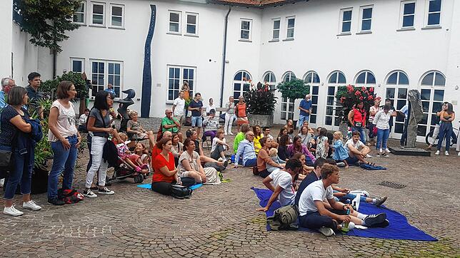 Die Besucher genossen im August 2020 im Schlosshof ein Konzert der Band &bdquo;Pause&ldquo;.
